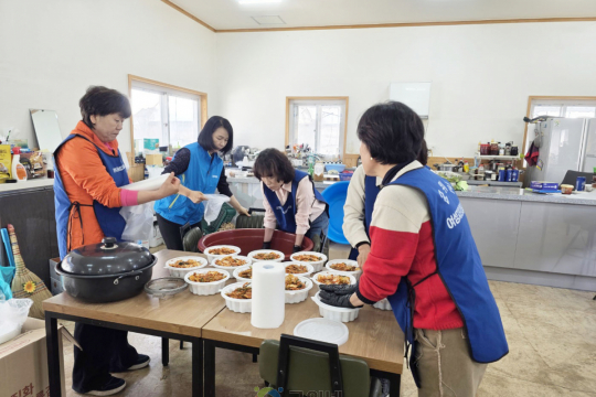 군위읍 여성자원봉사대, &#039;온기 담은 반찬 나눔&#039;으로 이웃사랑 실천 이미지