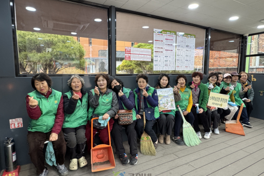 효령면 새마을부녀회,‘&quot;엄마의 마음으로&quot;  스마트승강장 정비 활동 전개 이미지