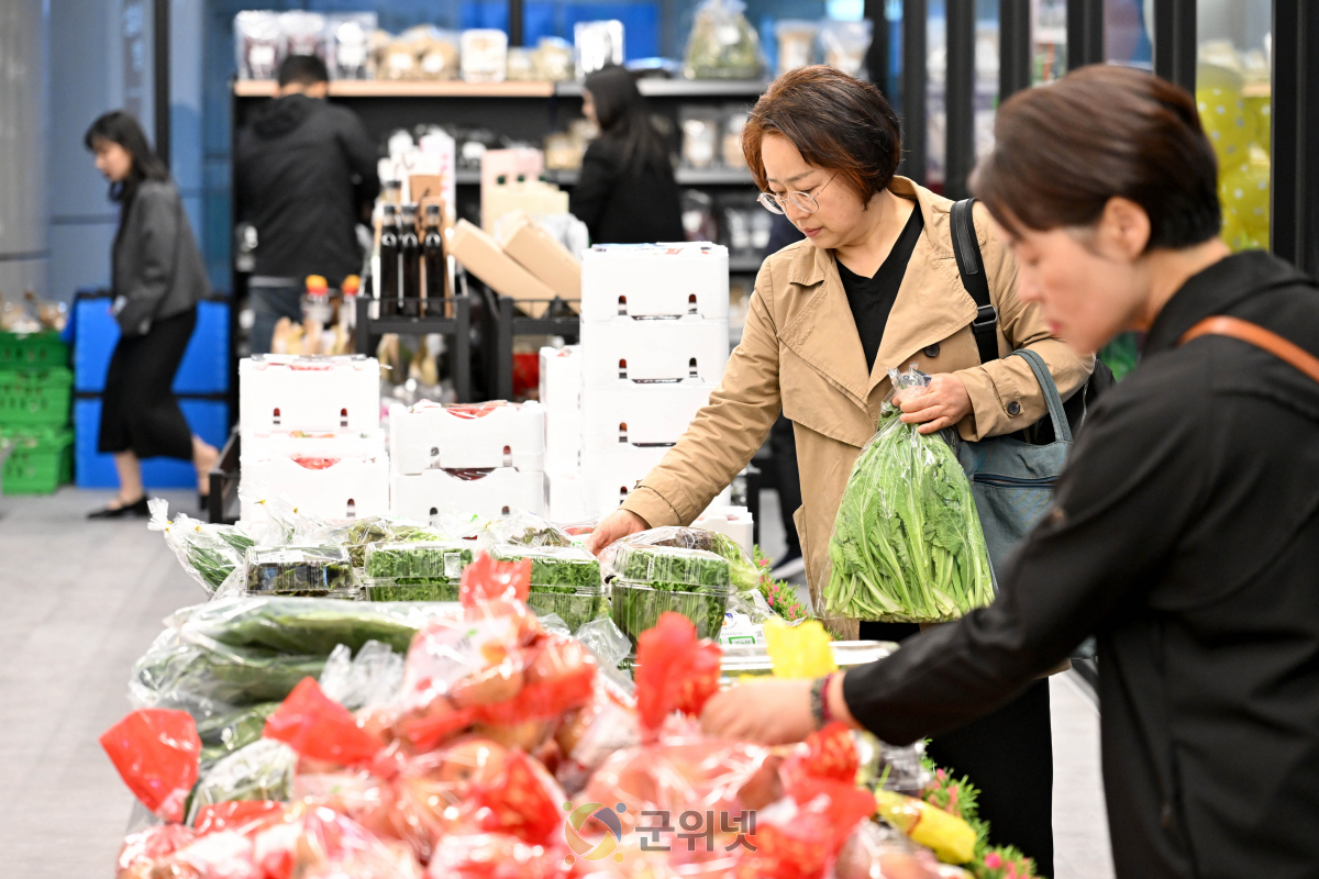 “지나가다 그냥 못 지나쳤어요”... 대구역에 군위 로컬푸드 ‘북적’
