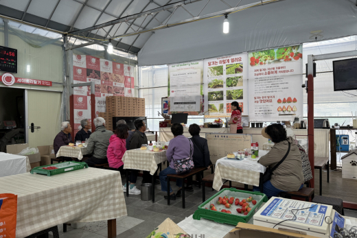 군위군보건소 치매안심센터, 『따GO! 먹GO! 웃GO! 딸기DAY!』 딸기체험 프로그램 운영