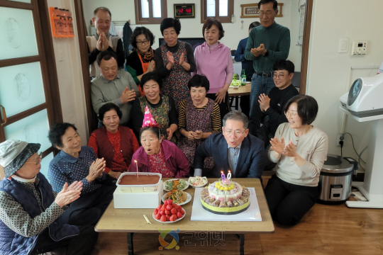 군위군 우보면 이화1리 호포 경로당, 어르신 구순 잔치 열려 이미지