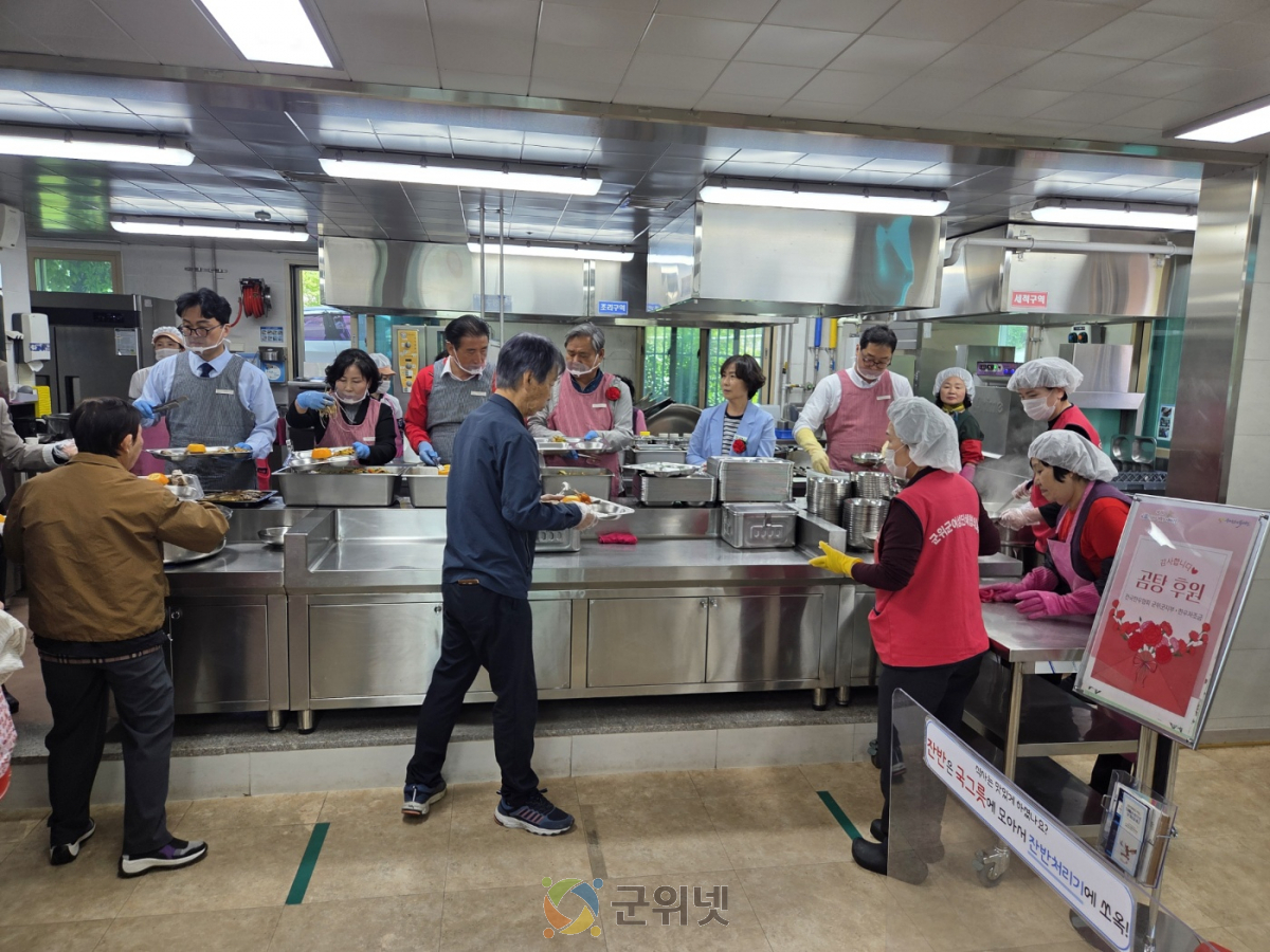 전국한우협회 군위군지부‧한우자조금, 군위군노인복지관에 따뜻한 나눔 실천… 곰탕 300개 후원 이미지