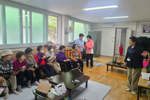 스마트폰·AI, 경로당에서 배운다… 찾아가는 디지털 교육 추진 이미지