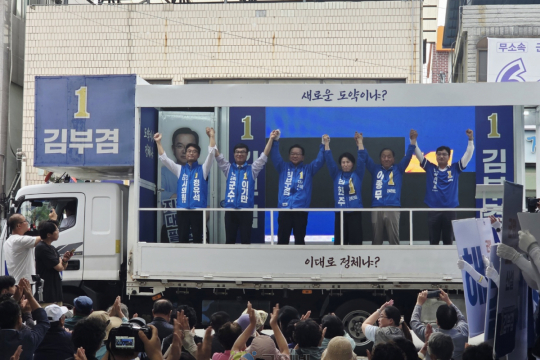 김부겸·민주당 지도부 군위 찾아 지원 유세… 이기만 후보 “통합신공항 조기 추진” 강조 이미지