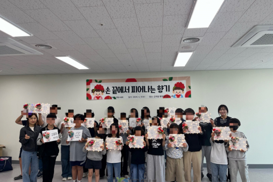 군위군 드림스타트, ‘손끝에서 피어나는 향기’ 어버이날 카네이션 캔버스 만들기 프로그램 운영 이미지