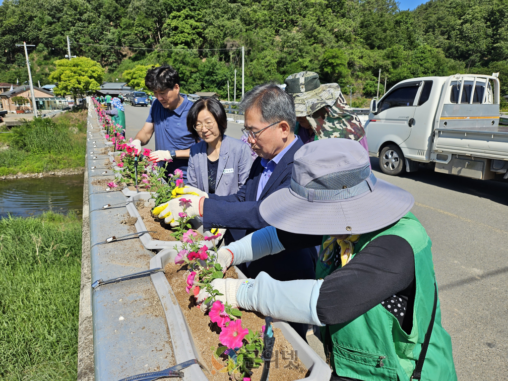 우보면 새마을회 리틀포레스트 촬영장 꽃길 조성으로 관광객 맞이 이미지