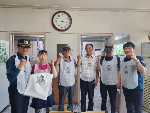 군위경찰서, 보이스피싱 예방 ‘일회용 앞치마’ 배부