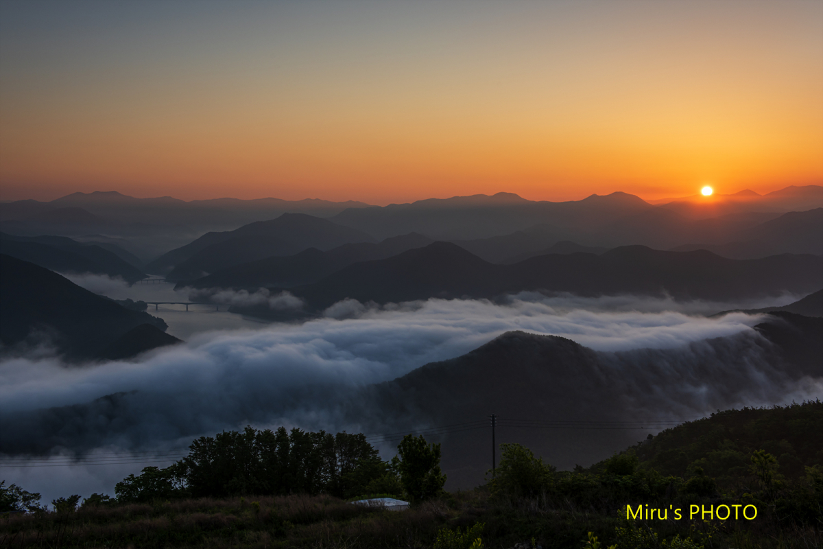 풍차 전망대에서 바라본 군위댐 일출