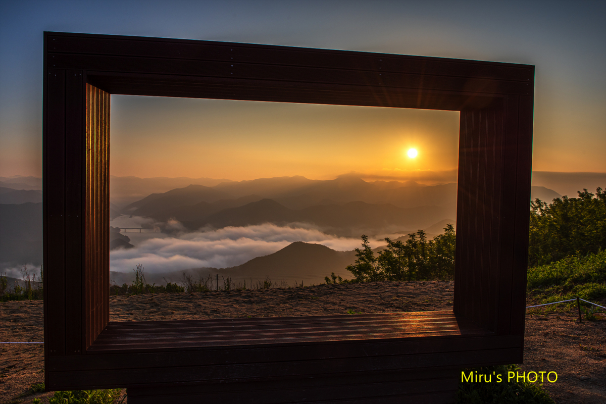 일출 광경을 담은 액자