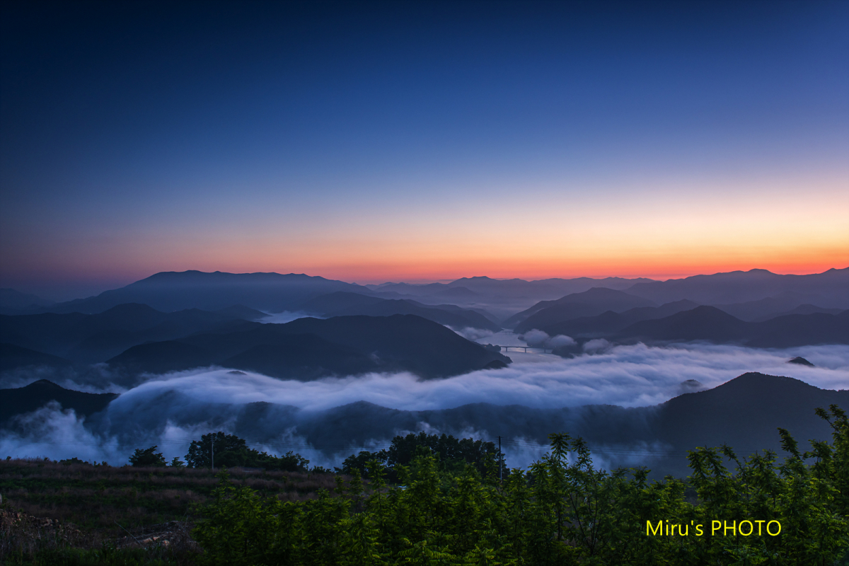 풍차 전망대에서 바라본 군위댐 일출