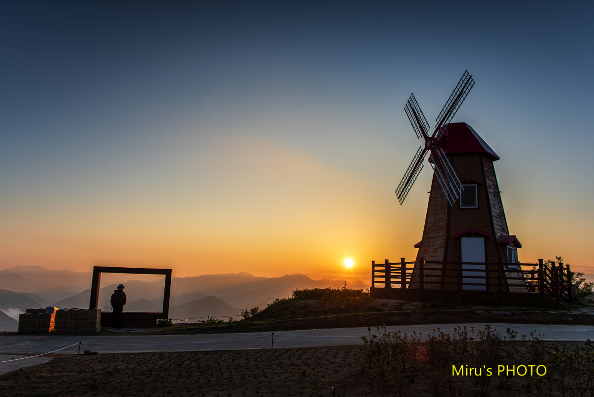 풍차 전망대에서 바라본 군위댐 일출