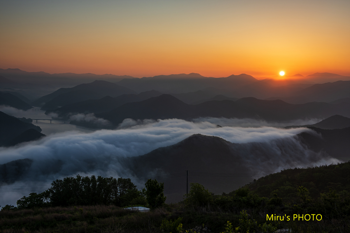 풍차 전망대에서 바라본 군위댐 일출
