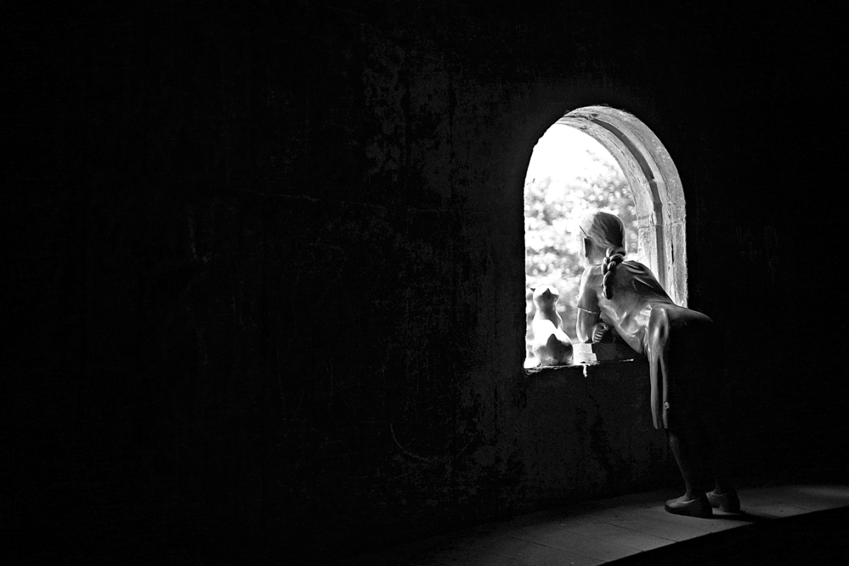 급수탑 내부 창가에 놓여진 조형물.(2018-07-04)