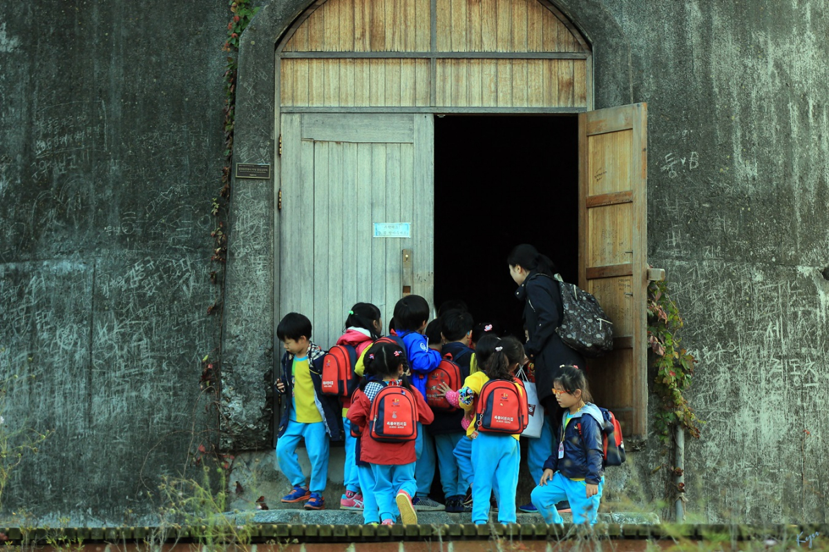 급수탑 내부로 들어가는 관광온 아이들.(2014-10-24)