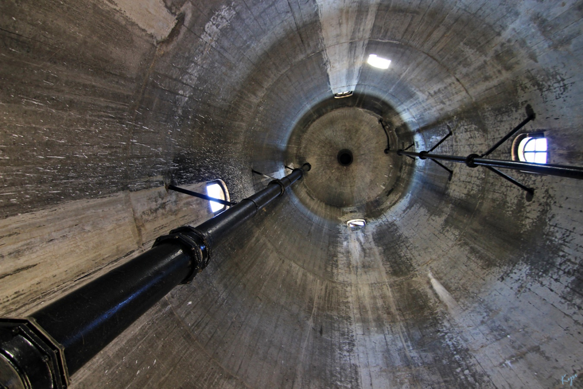 급수탑 내부에서 위로 바라본 장면.(2012-11-25)