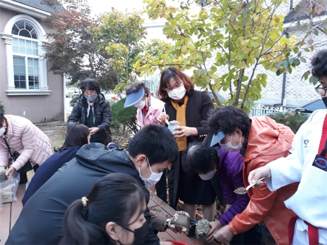 교장선생님과 다육식물 심기